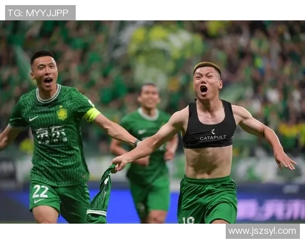 足球明星魅力尽显封面照展现运动之美与个性风采