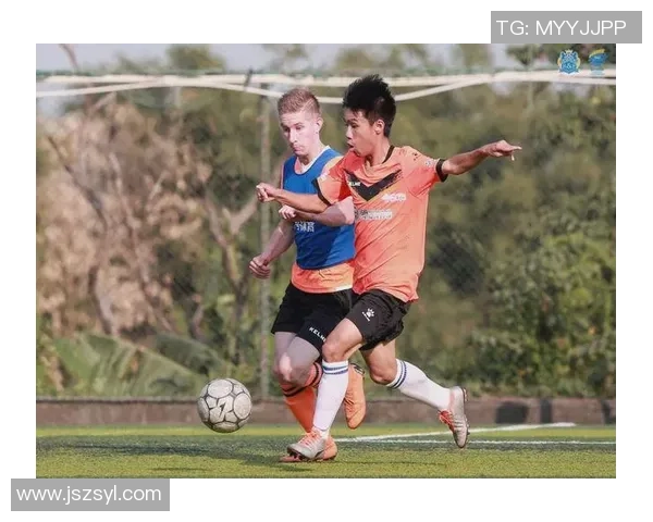 足球明星携儿子共赏精彩赛事亲子时光尽显温馨与快乐